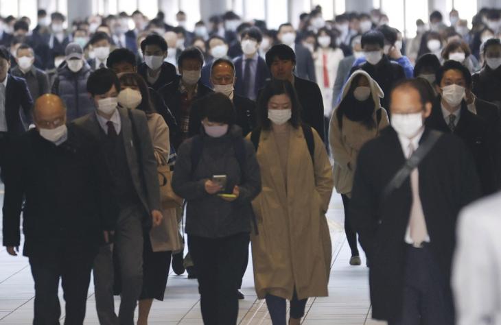 코로나19 확산하는 도쿄…마스크 쓴 사람들. 신종 코로나바이러스 감염증(코로나19)이 확산하는 가운데 16일 오전 일본 도쿄도(東京都) 시나가와(品川)역에서 마스크를 착용한 사람들이 이동하고 있다. 2020.4.16 / 연합뉴스