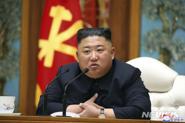CNN은 20일(현지시각) 미국 정부 소식통을 인용해 "김정은 북한 국무위원장이 최근 큰 수술을 받았으며 수술 이후 '중대한 위험(grave danger)'에 처해 있다"고 보도했다. 이에 대해 한국 정부는 사실관계 여부를 파악 중이라고 밝혔다. 사진은 지난 11일 김정은 위원장이 평양에서  노동당 중앙위원회 정치국 회의를 주재하는 모습. 2020.04.21. / 뉴시스