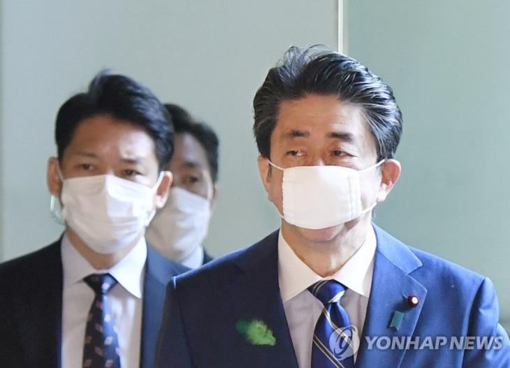 지난 15일 오전 아베 신조(安倍晋三) 일본 총리가 일본 총리관저에 들어가고 있다. / 연합뉴스