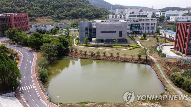 신종 코로나바이러스 유츨 의혹 중국 우한연구소. 일각에서 신종 코로나바이러스가 유출됐다는 의혹을 제기하고 있는 중국과학원 우한 바이러스 연구소를 지난 17일 촬영한 항공 사진. 중국과학원이 프랑스의 바이오 업체 앵스티튀 메리외와 협력해 만든 곳으로, 아시아 유일의 생물안전 최고 등급인 P4 실험실을 갖추고 있다. / 연합뉴스