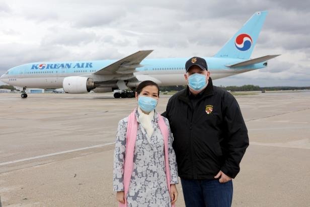 지난 4월 18일(현지시간) 한국에서 구매한 신종 코로나바이러스 감염증 진단키트 물량의 도착을 맞으러 볼티모어-워싱턴 국제공항에 나간 래리 호건 미 메릴랜드 주지사(오른쪽)와 유미 호건 여사. [래리 호건 미 메릴랜드 주지사 트위터 캡처]