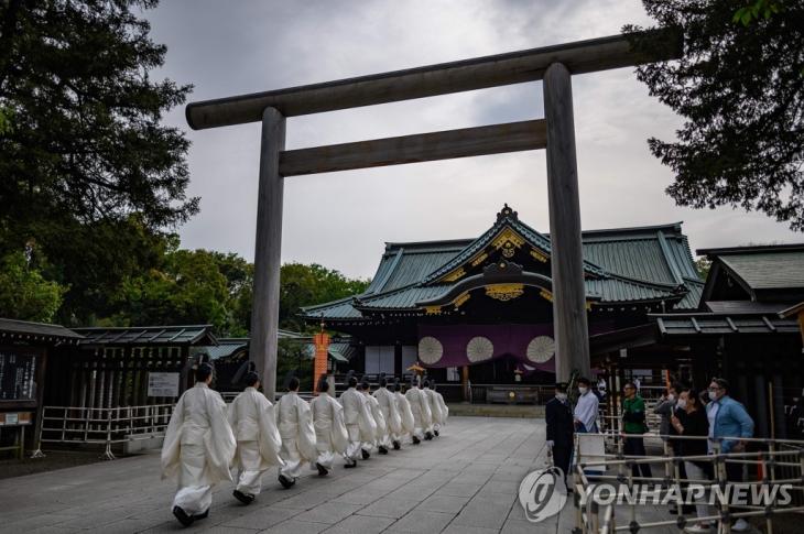 일본 야스쿠니 신사 안으로 들어가는 제관들. 춘계 예대제(例大祭·제사)가 봉행되는 일본 도쿄 야스쿠니 신사 안으로 21일 제관들이 걸어가고 있다. 2020.4.21 / 연합뉴스