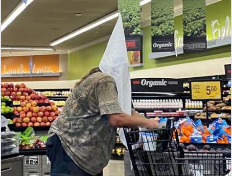 백인우월주의단체 'KKK' 두건을 쓴 채 식료품점 매장을 활보하는 한 미국인