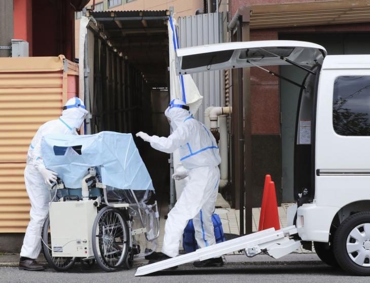 2020년 4월 21일 일본 기후현 하시마시에서 보건 당국자들이 신종 코로나바이러스 감염증(코로나19) 환자를 호텔로 이송하고 있다. [교도=연합뉴스 자료사진]