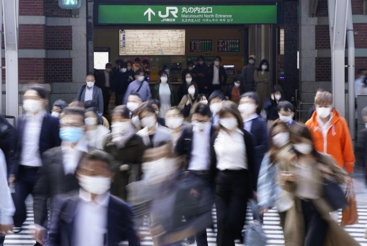 신종 코로나바이러스 감염증(코로나19) 긴급사태가 일본 열도 전역에 선포된 가운데 7일 오전 일본 도쿄(東京)역 인근 횡단보도에서 마스크를 쓴 사람들이 이동하고 있다. 2020.5.7
