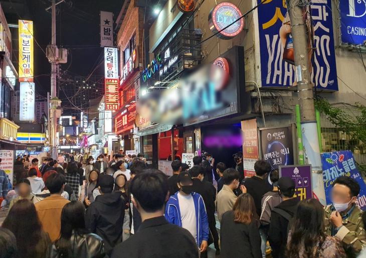 새벽 2시가 가까운 시간 청춘들로 붐비는 부산 서면 / 연합뉴스