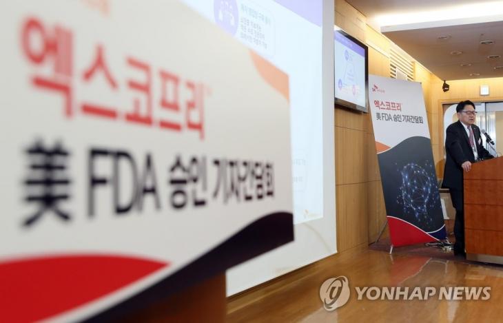 SK바이오팜, 엑스코프리 FDA 승인 기자간담회. 조정우 SK바이오팜 사장이 지난해 11월 26일 오전 서울 종로구 SK서린빌딩에서 뇌전증 신약 '엑스코프리'(성분명 세노바메이트)의 미국 식품의약국(FDA) 허가와 관련해 기자간담회를 하고 있다. 엑스코프리는 SK바이오팜이 2001년 후보물질 탐색부터 임상시험, 지난해 FDA 허가 신청까지 독자적으로 진행한 뇌전증 신약이다. 2019.11.26 / 연합뉴스