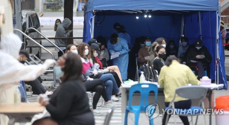 북적이는 선별진료소. 보건당국이 이태원 클럽 관련 전국 코로나19 확진자가 101명이라고 발표한 지난 12일 서울 성동구 보건소에 이태원을 방문했던 시민 등이 검사를 받고 있는 모습. / 연합뉴스