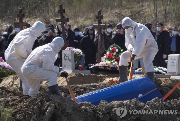 10일 러시아 상트페테르부르크의 한 묘지에서 코로나19 사망자를 안장하는 모습 [AP=연합뉴스]