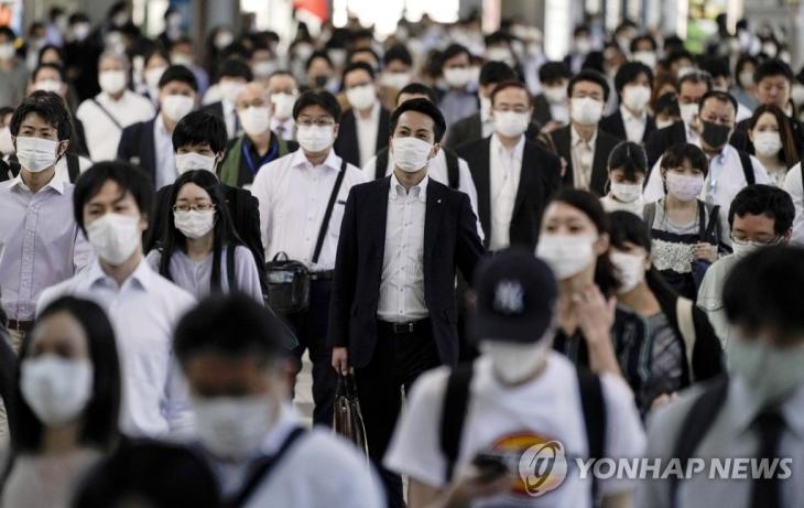 코로나19 예방 마스크 착용한 도쿄 통근자들 (도쿄 EPA=연합뉴스)