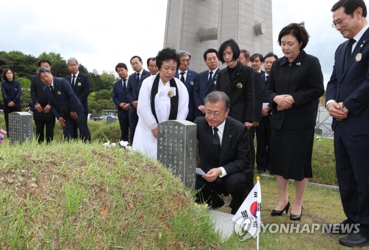 문재인 대통령과 김정숙 여사가 2019년 5월 18일 오전 광주 국립5·18민주묘지에서 제39주년 기념식 후 희생자 조사천 씨의 묘역에서 유가족을 만나고 있다. [연합뉴스 자료사진]