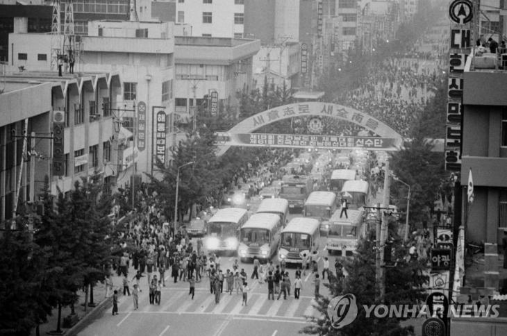 1980년 5월 18일 광주 금남로에서 시민과 학생들이 군사정권 퇴진을 요구하며 대형 버스를 앞세우고 대로를 가득 메운 채 시위를 하고 있다. [연합뉴스 자료사진]