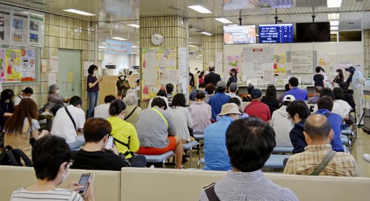 온라인 신청인데 창구가 붐비는 일본. 11일 일본 도쿄도(東京都) 시나가와(品川) 구청이 마이넘버와 관련한 업무를 처리하기 위해 방문한 민원인으로 붐비고 있다. 신종 코로나바이러스 감염증(코로나19)이 확산한 가운데 일본 정부는 모든 주민에게 10만엔씩 지급하기로 했는데 온라인 신청을 위해서는 한국의 주민등록증과 비슷한 마이넘버 카드가 필요하다. 마이넘버 카드를 발급받거나 비밀번호를 확인하려는 이들이 구청으로 몰리는 일이 곳곳에서 발생한 것으로 전해졌다. 2020.5.18 / 연합뉴스