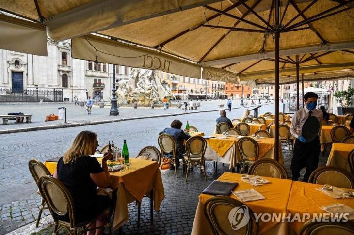 지난 18일(현지시간) 이탈리아 로마의 한 식당 모습 / 연합뉴스