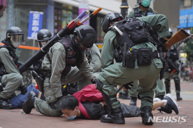 지난 24일 홍콩 코즈웨이베이에서 중국의 국가보안법 제정에 반대하는 시위가 열린 가운데 경찰이 시위대를 진압하고 있다. 2002.05.25. / 뉴시스