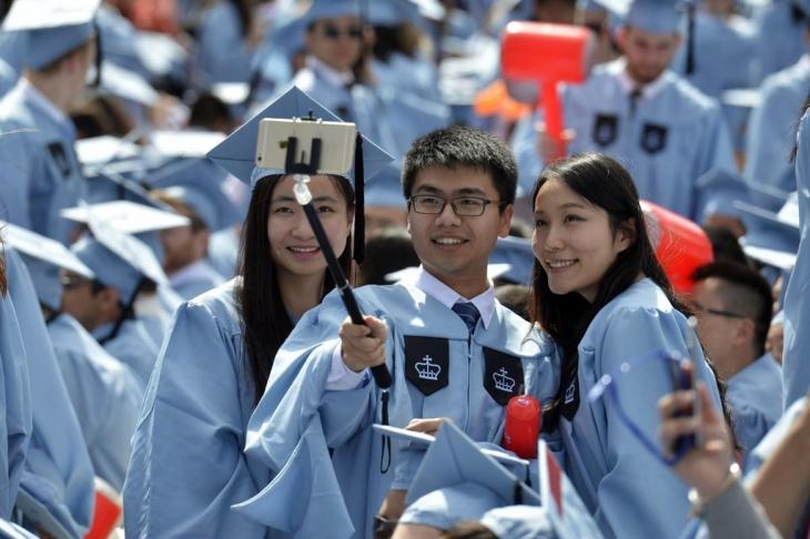 컬럼비아대 졸업식에서 기념촬영을 하는 중국인 유학생들 / 연합뉴스