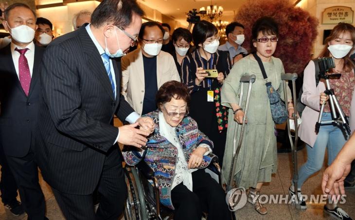 기자회견장 떠나는 이용수 할머니. 일본군 위안부 피해자 이용수(92) 할머니가 25일 오후 대구 수성구 만촌동 인터불고 호텔에서 기자회견을 끝내고 회견장을 떠나고 있다. 2020.5.25 / 연합뉴스