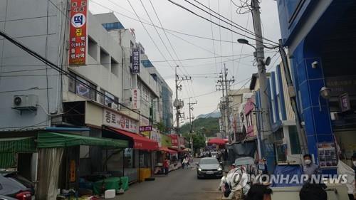 코로나19 확진자가 발생한 구미 새마을중앙시장과 엘림교회 [연합뉴스 자료사진]