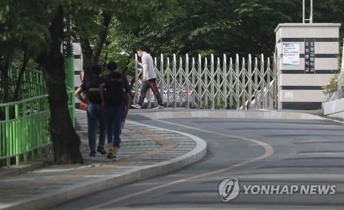 출입 통제되는 대구 오성고. 27일 대구 오성고에서 고3 학생 1명이 신종 코로나바이러스 감염증 양성 판정을 받은 가운데 이날 오전 학교 출입이 통제되고 있다. 2020.5.27 / 연합뉴스