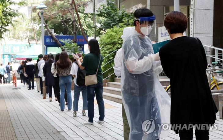 경기도 부천 쿠팡 물류센터와 연관된 신종 코로나바이러스 감염증(코로나19) 확진자가 속출한 28일 오후 경기도 부천시 중동 부천시보건소 선별진료소에 검사를 기다리는 시민들이 줄지어 서 있다. / 연합뉴스