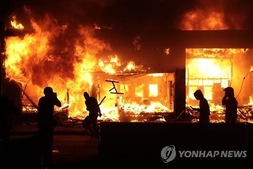시위 도중 불타는 한 건물 모습 [AFP연합뉴스]