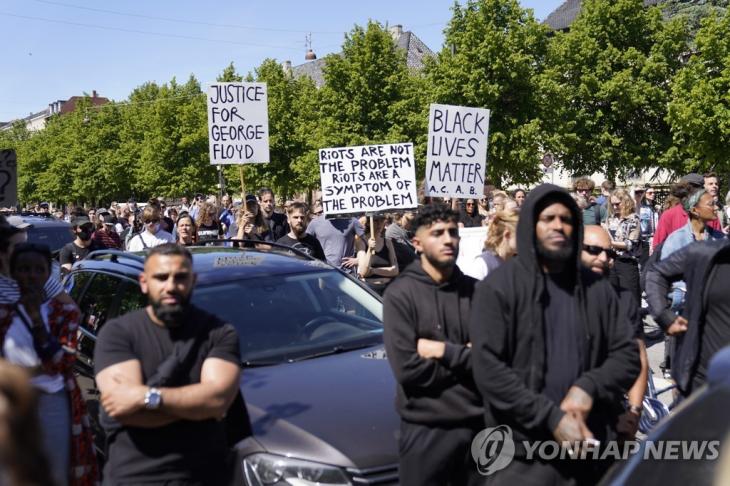 덴마크의 미국대사관에 모인 시위대 [AP=연합뉴스]