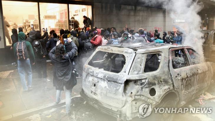 미국 흑인사망 폭동 닷새째…경찰차 방화·한인점포도 피해 / 연합뉴스