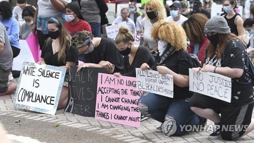 '침묵의 순간' 행사를 통해 플로이드를 추모하는 시위대 [AP=연합뉴스]
