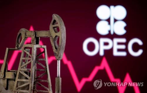 석유수출국기구(OPEC) 로고와 유전 펌프 모형 [로이터=연합뉴스자료사진]