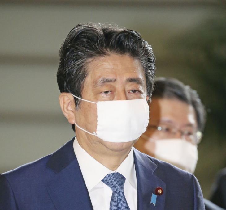 아베 신조(安倍晋三) 일본 총리가 18일 오전 일본 총리관저에 들어가고 있다. 2020.6.18