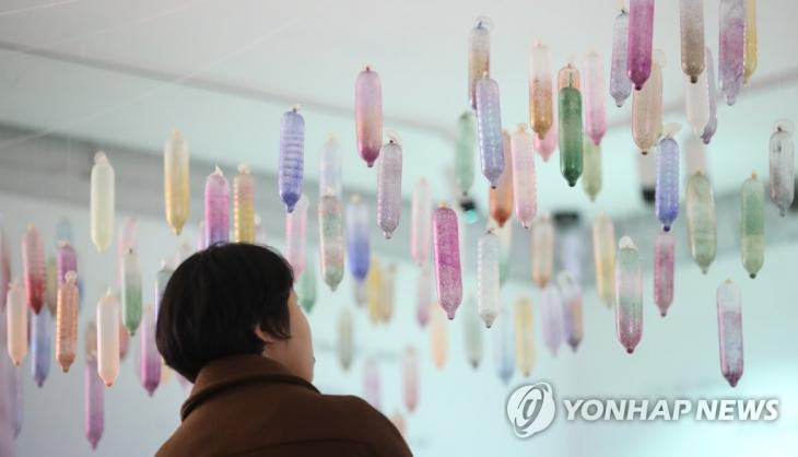콘돔 전시회 / 연합뉴스 제공