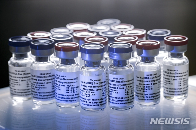 러시아는 11일(현지시간) 신종 코로나바이러스 감염증(코로나19) 백신 '스푸트니크V(사진)'이 세계최초로 공식 등록됐다고 발표했다. 사진은 모스크바 소재 니콜라이 가말레야 국립 전염병학 및 미생물학 센터에 백신이 진열돼있는 모습. 2020.8.12. / 뉴시스