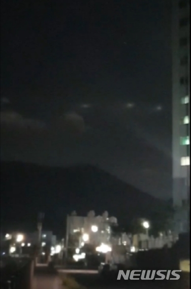 지난 15일 오후 경남 거제시 중곡동의 상공에서  촬영된 미확인 비행물체(UFO). (사진=독자 허태원씨가 제공한 동영상의 캡처 장면). 2021.01.0. / 뉴시스