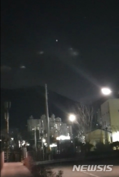 지난 15일 오후 경남 거제시 중곡동의 상공에서  촬영된 미확인 비행물체(UFO). (사진=독자 허태원씨가 제공한 동영상의 캡처 장면). 2021.01.0. / 뉴시스