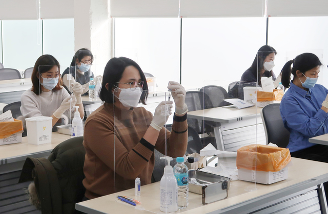 감염병 전담병원 간호사들이 16일 서울 중구 대한간호협회 간호인력취업교육센터에서 신종 코로나바이러스 감염증(코로나19) 백신 접종 교육을 받고 있다. (사진=대한간호협회 제공)