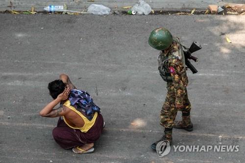 미얀마군에 연행된 군부 쿠데타 규탄 시위대. [AFP=연합뉴스]