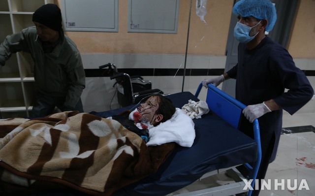 8일(현지시간) 아프가니스탄 수도 카불의 병원에서 의료진이 폭탄 폭발로 부상한 어린이를 응급실로 옮기고 있다. 이날 카불 서부 지역의 학교에서 3차례 연쇄 폭발로 최소 40명이 사망하고 수십명이 부상했다. 2021.05.09 / 뉴시스