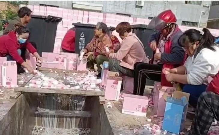 중국서 우유 속 아이돌 투표 QR코드 챙기고 우유를 버리는 광경 [텅쉰(騰迅·텐센트) 캡처]