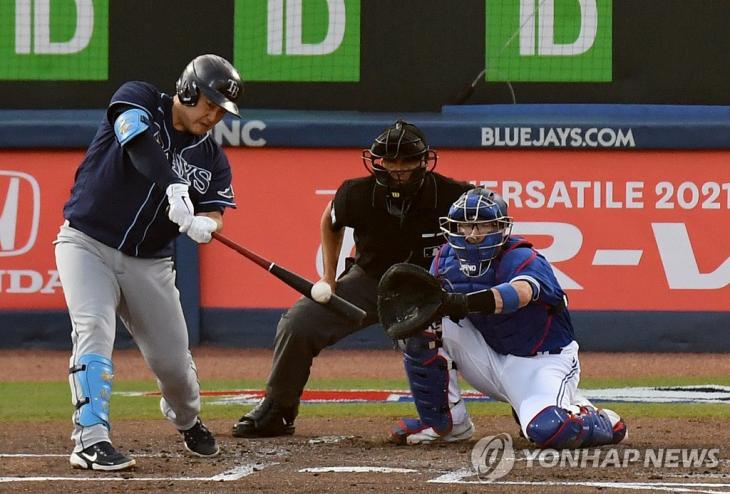 2회 첫 타석에서 좌중간 가르는 2루타 친 최지만 [USA 투데이/로이터=연합뉴스]