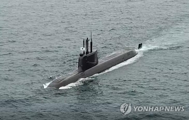 SLBM 탑재한 도산 안창호함. 우리나라가 독자 개발한 잠수함발사탄도미사일(SLBM)을 탑재한 도산안창호함(3천t급)이 15일 시험발사를 위해 이동하고 있다. [국방부 제공]