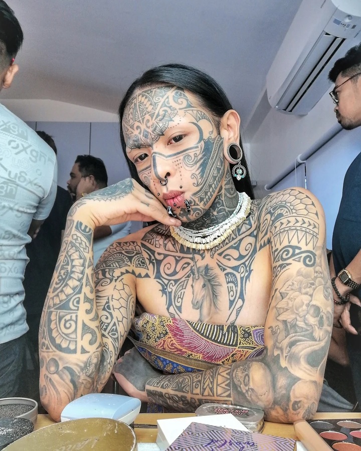 온 몸에 문신한 여성…