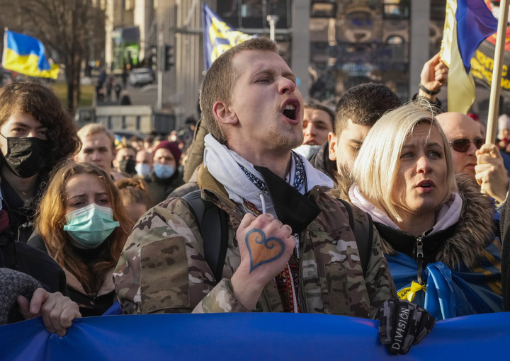 러시아의 우크라이나 침공 우려가 커지는 가운데 12일(현지시간) 우크라이나 키예프 중심부에서 열린 집회에 참석한 시민 모습. / 뉴시스