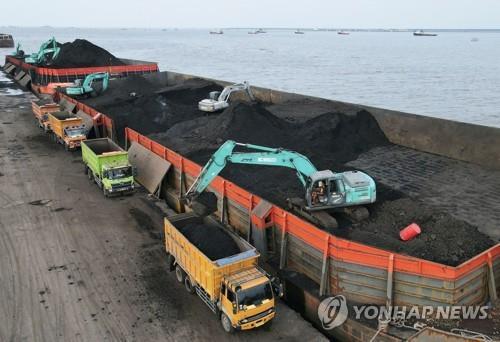 북자카르타 항구의 바지선에서 석탄을 트럭에 싣는 모습 / 연합뉴스