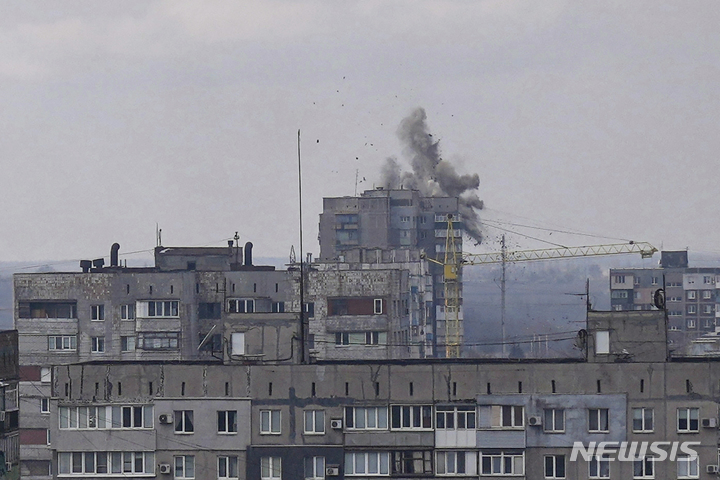 10일(현지시간) 우크라이나 마리우폴 주택가에서 러시아군의 포격으로 폭발이 일어나고 있다. 미 국방부 관계자는 "러시아군이 전세를 뒤집기 위해 장거리 포격을 늘리고 있다"라고 전했다. 2022.03.11. / 뉴시스