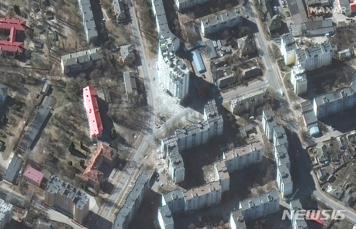 [AP/뉴시스]막사 테크놀로지가 18일 제공한 위성사진에서 러시아군의 공격으로 파괴된 우크라이나 체르니히우의 고층 아파트들이 보이고 있다. 러시아가 극초음속 미사일을 이용해 미사일과 항공기 탄약을 보관하는 우크라이나 이바노-프랑키우스크 지역의 대규모 지하 창고를 파괴했다고 러시아 국방부가 19일 밝혔다고 인테르팍스 통신이 보도했다. 2022.3.19