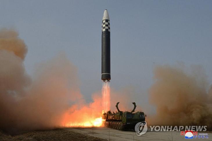 북한의 대륙간탄도미사일 시험발사 장면[조선중앙통신 연합뉴스 자료사진]