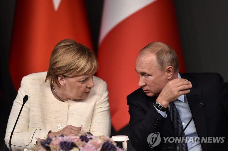 앙겔라 메르켈 전 독일 총리(왼쪽)와 블라디미르 푸틴 러시아 대통령[AFP 연합뉴스 자료사진]