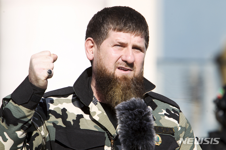 [그로즈니=AP/뉴시스]체체의 독재자 람잔 카디로프가 지난달 29일(현지시간) 러시아 자치공화국 체첸의 수도 그로즈니에서 약 1만 명의 병력을 향해 연설하고 있다. 체첸은 우크라이나 전쟁에 러시아군을 지원하기 위해 병력을 파견했다. 2022.03.30.