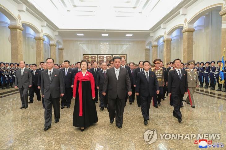 김정은 북한 국무위원장이 할아버지인 김일성 주석의 110회 생일(태양절)을 맞아 15일 금수산태양궁전을 참배했다고 조선중앙통신이 16일 전했다. 통신은 "김정은 동지께서 리설주 여사와 함께 민족 최대의 경사스러운 태양절에 즈음하여 ４월 15일 금수산태양궁전을 찾으시었다"고 보도했다. 이날 참배에는 최룡해 최고인민회의 상임위원회 위원장, 조용원 당 중앙위원회 조직비서, 김덕훈 내각 총리 등과 무력기관 간부들이 동행했다. 2022.4.16 / 연합뉴스