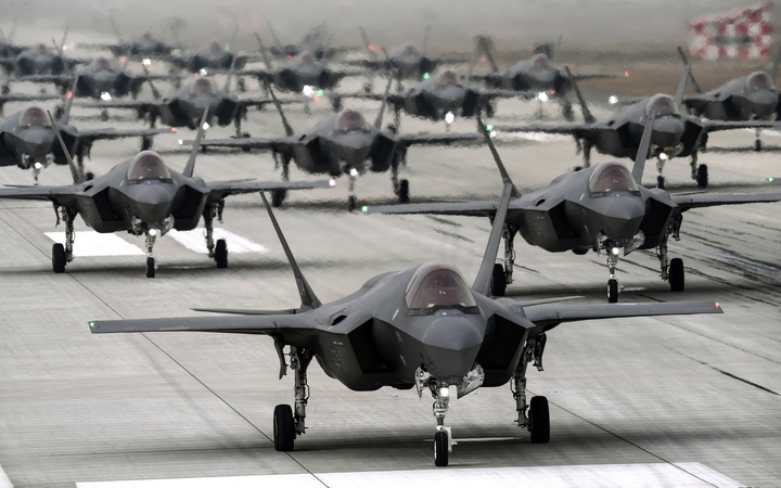 [서울=뉴시스]F-35A 스텔스 전투기 수십 여 대가 25일(금) 오후 우리 군 공군기지에서 엘리펀트 워크(Elephant Walk) 훈련을 하고 있는 모습. 2022.03.25. (사진=국방부 제공)